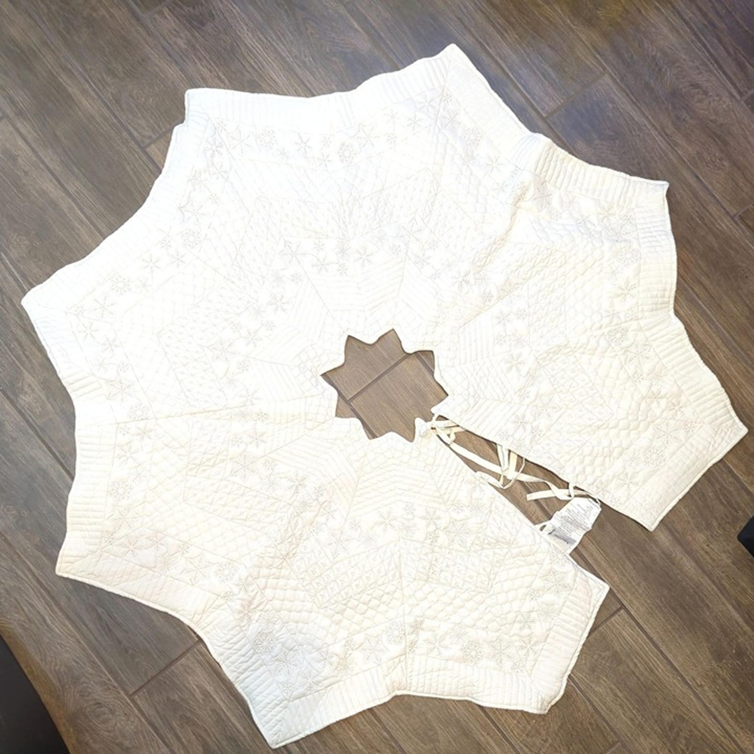 Martha Stewart Off White Snowflake Quilted Christmas Tree Skirt 40"