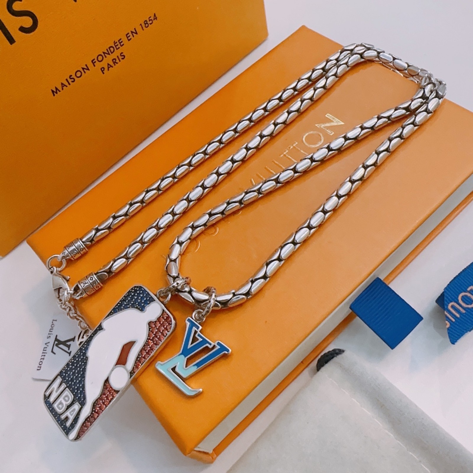 The chain is 60 cm long and can be worn by both men and women in rock punk Thai