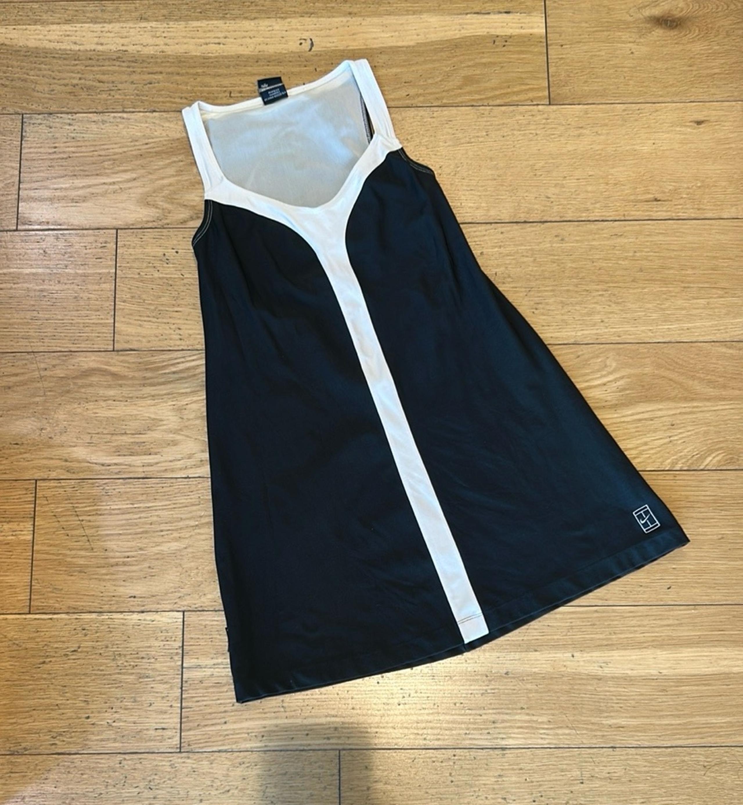 Vintage tennis Nike dress size M 8-10   White and Black