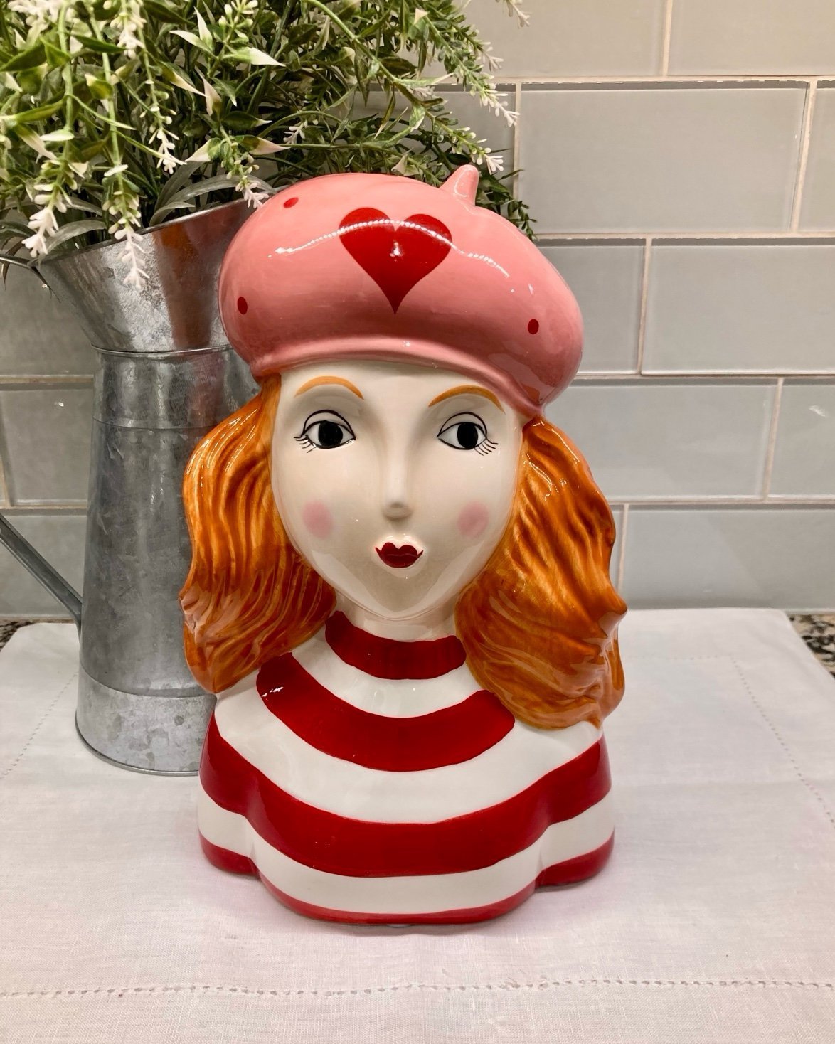 BNWT Valentine’s Day Parisian Girl Ceramic Bust