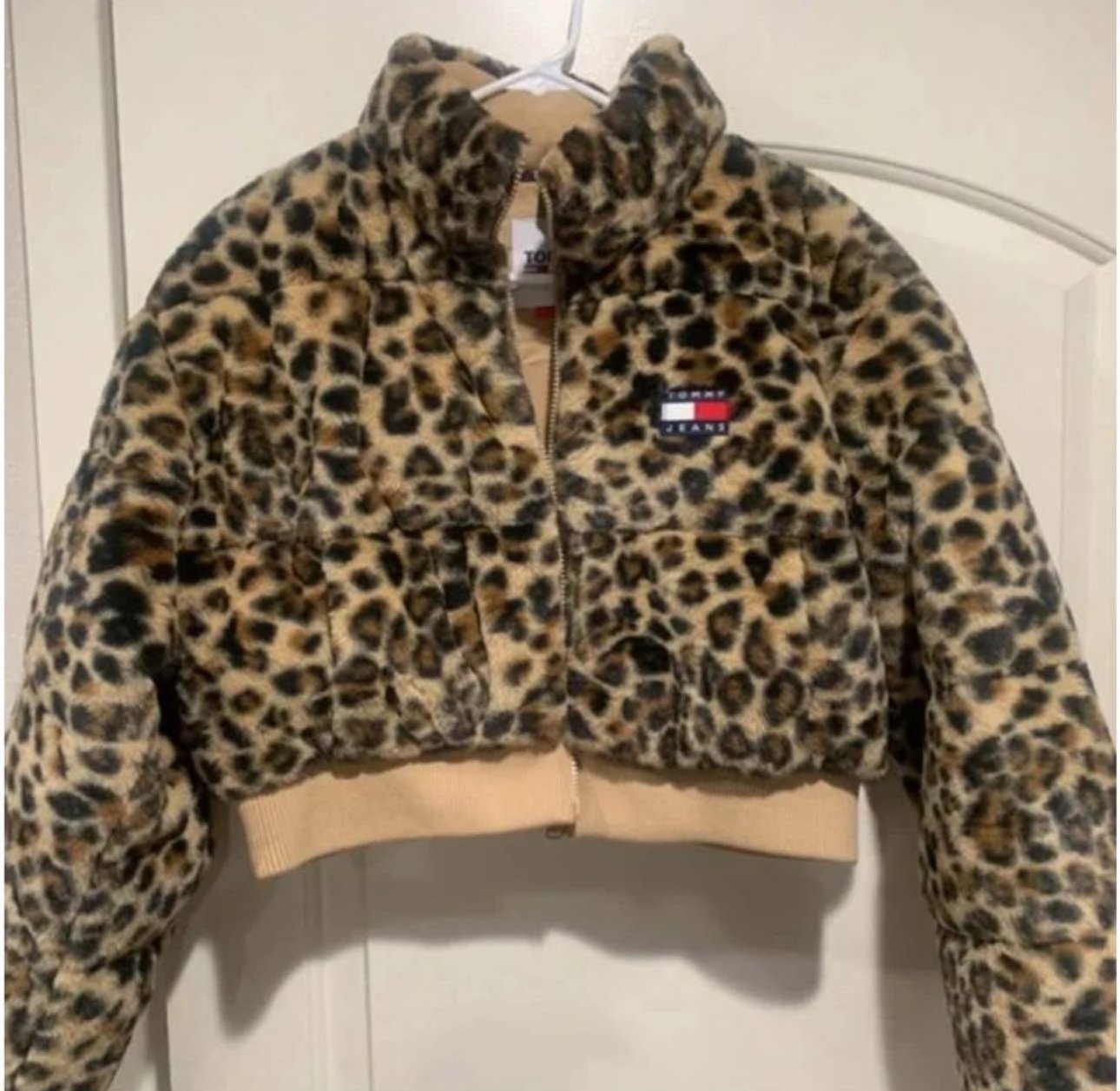 Tommy Hilfiger cropped leopard puffer jacket