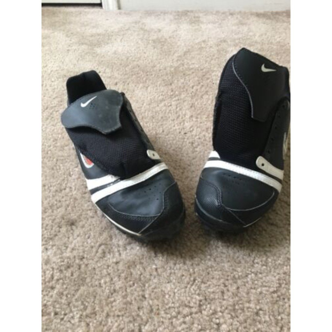 Nike Youth Kids MISMATCHED SWOOSH Sports Cleats Size 7 Black, White & Pink