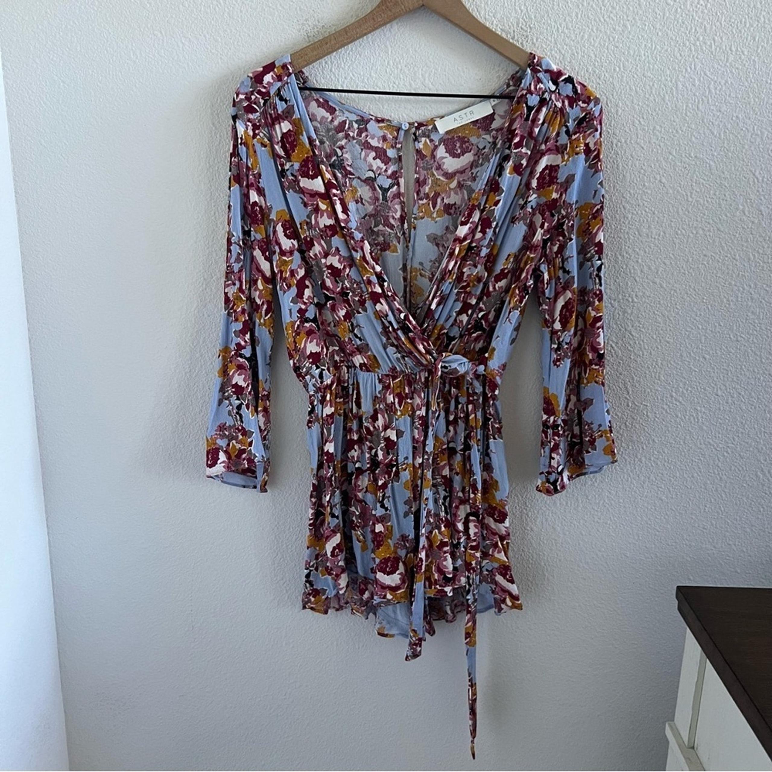ASTR The Label Floral Ruffle Romper Boho Tie Side Wrap Upper Back Button Medium