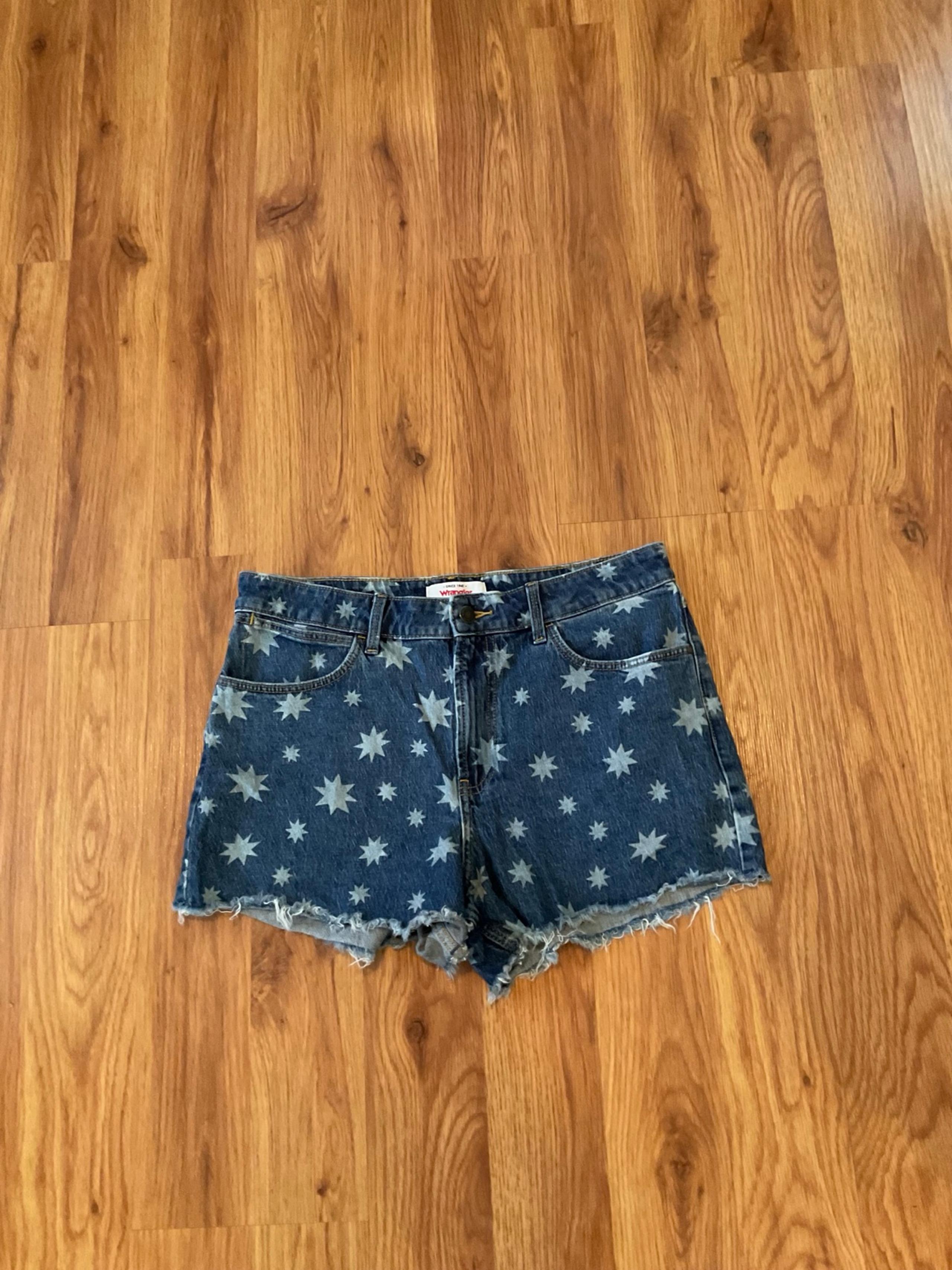 Wrangler Denim Starburst High Rise Vintage 3” Short Fringed Shorts Women’s Sz 8