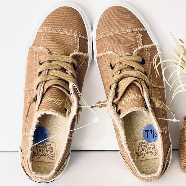 NWT Gorgeous Blowfish Malibu 8 Tan Sherpa Lined Memory foam Cushioned Sneakers