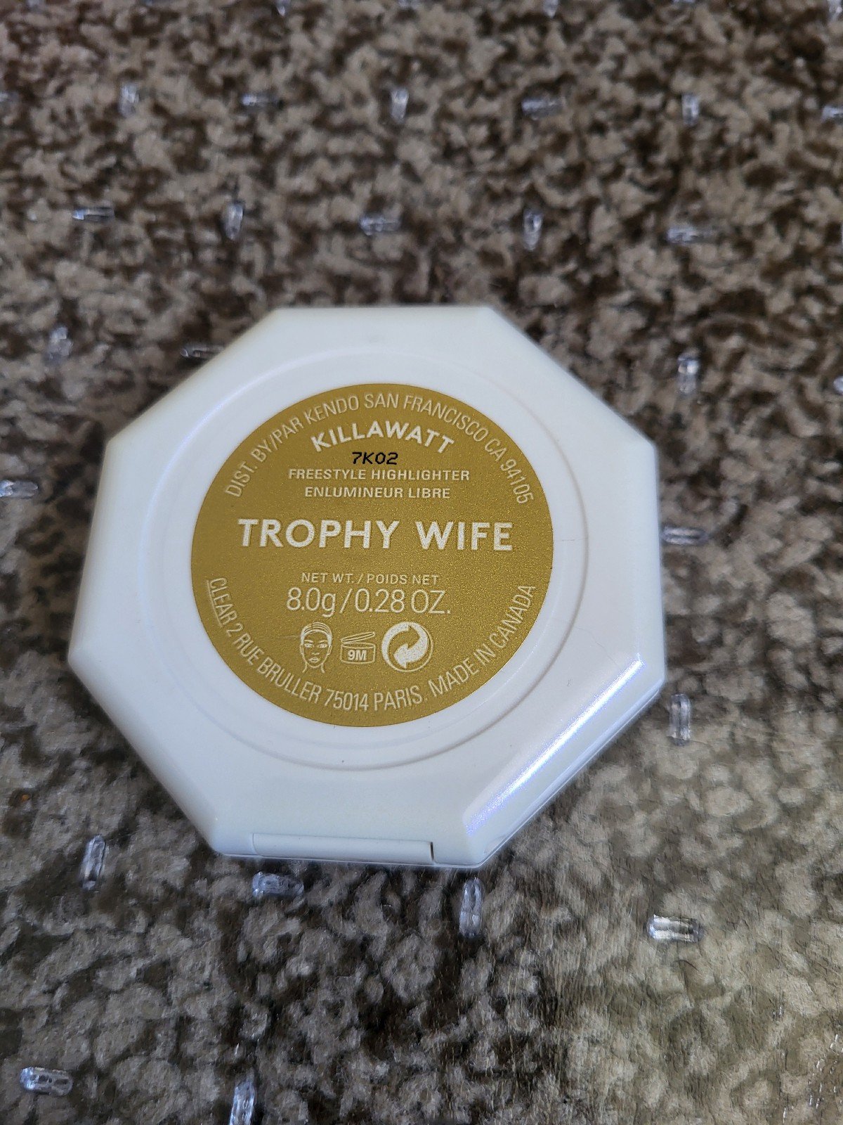 SALE! Brand New Fenty by Rihana Trophy Wife Compact Glitter Gold Highlighter - detail