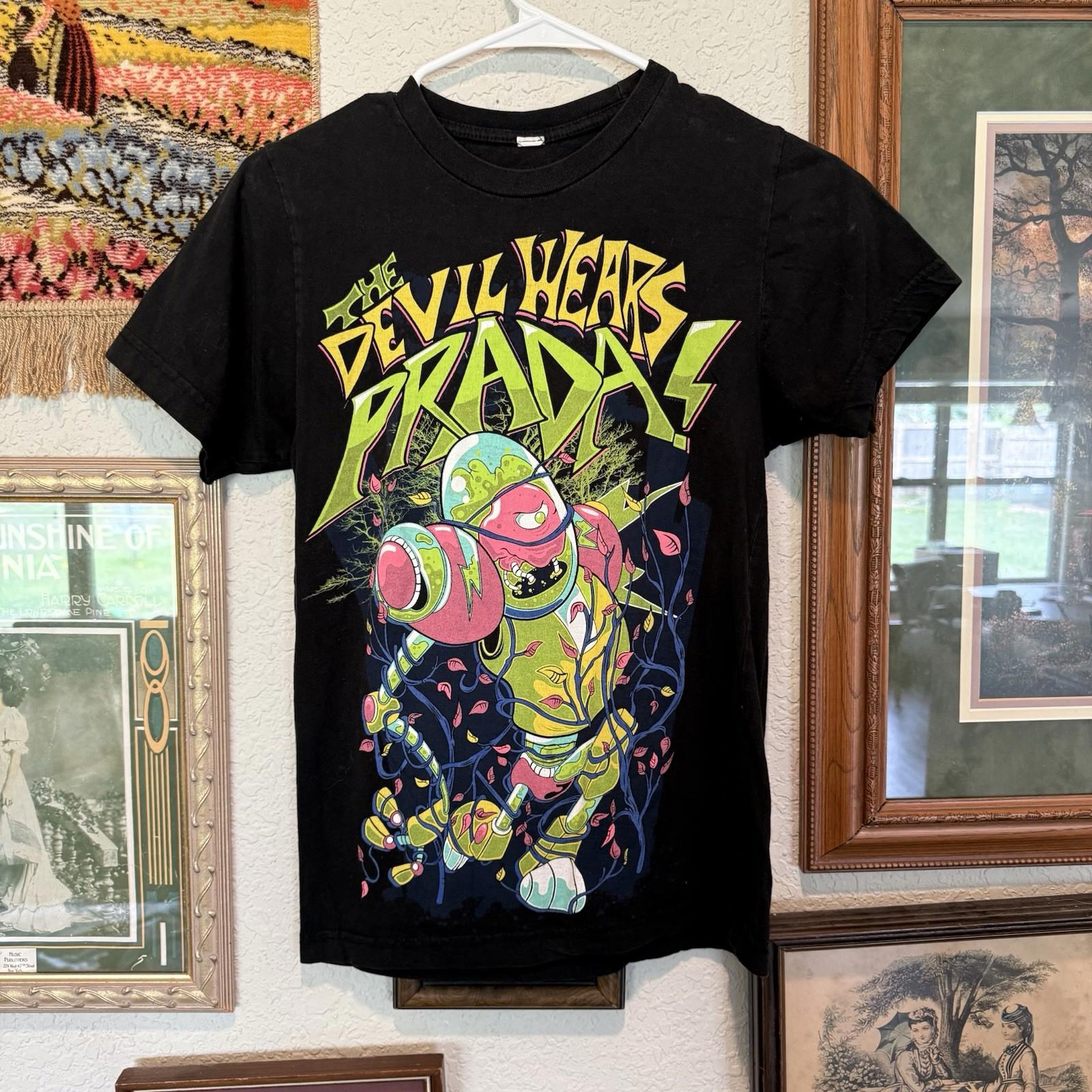 Vintage Y2K The Devil Wears Prada Emo Metal Space Alien Band Shirt Size XS
