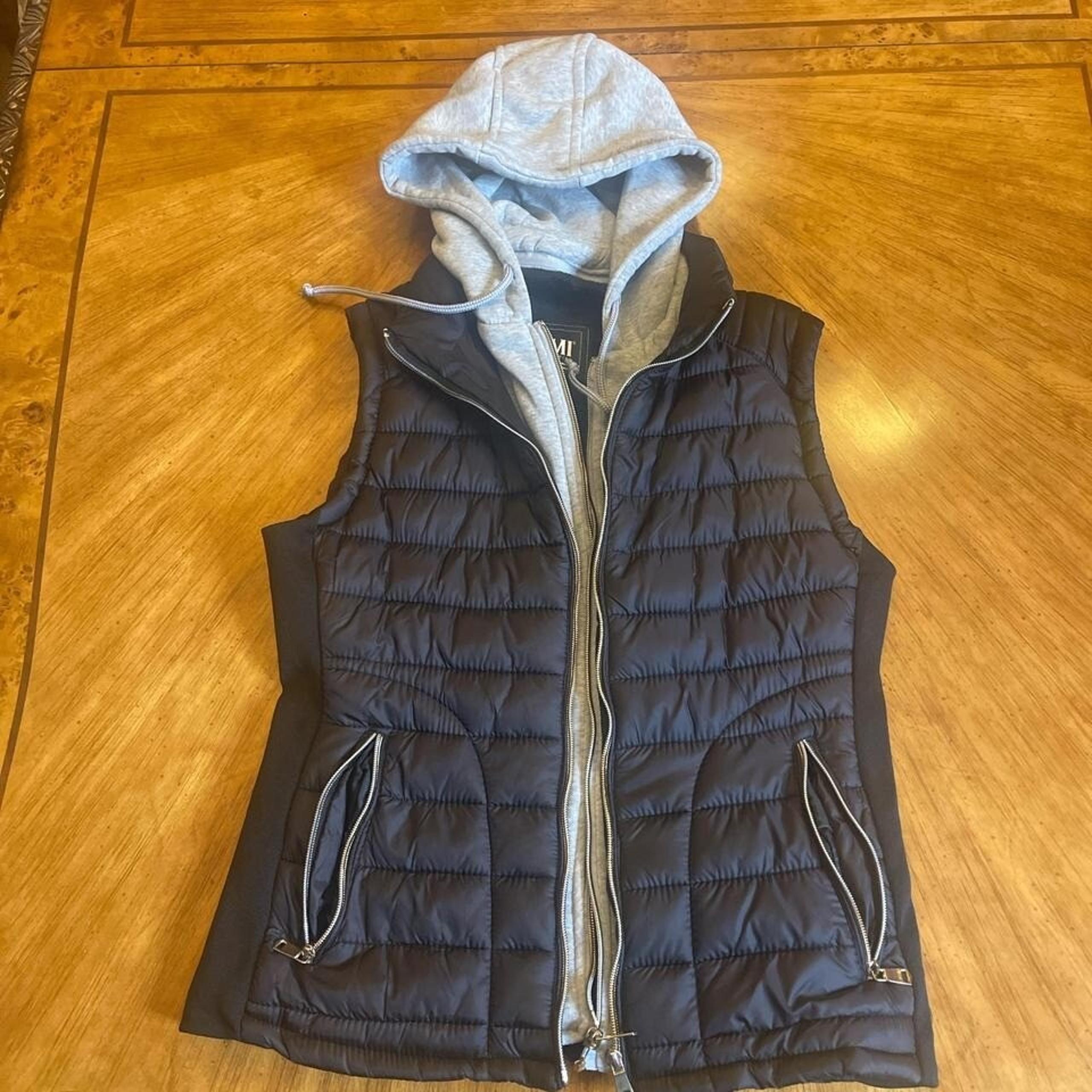 YMI Black Sleeveless Puffer Vest Jacket With Gray Removal Hood Full Zip Pockets