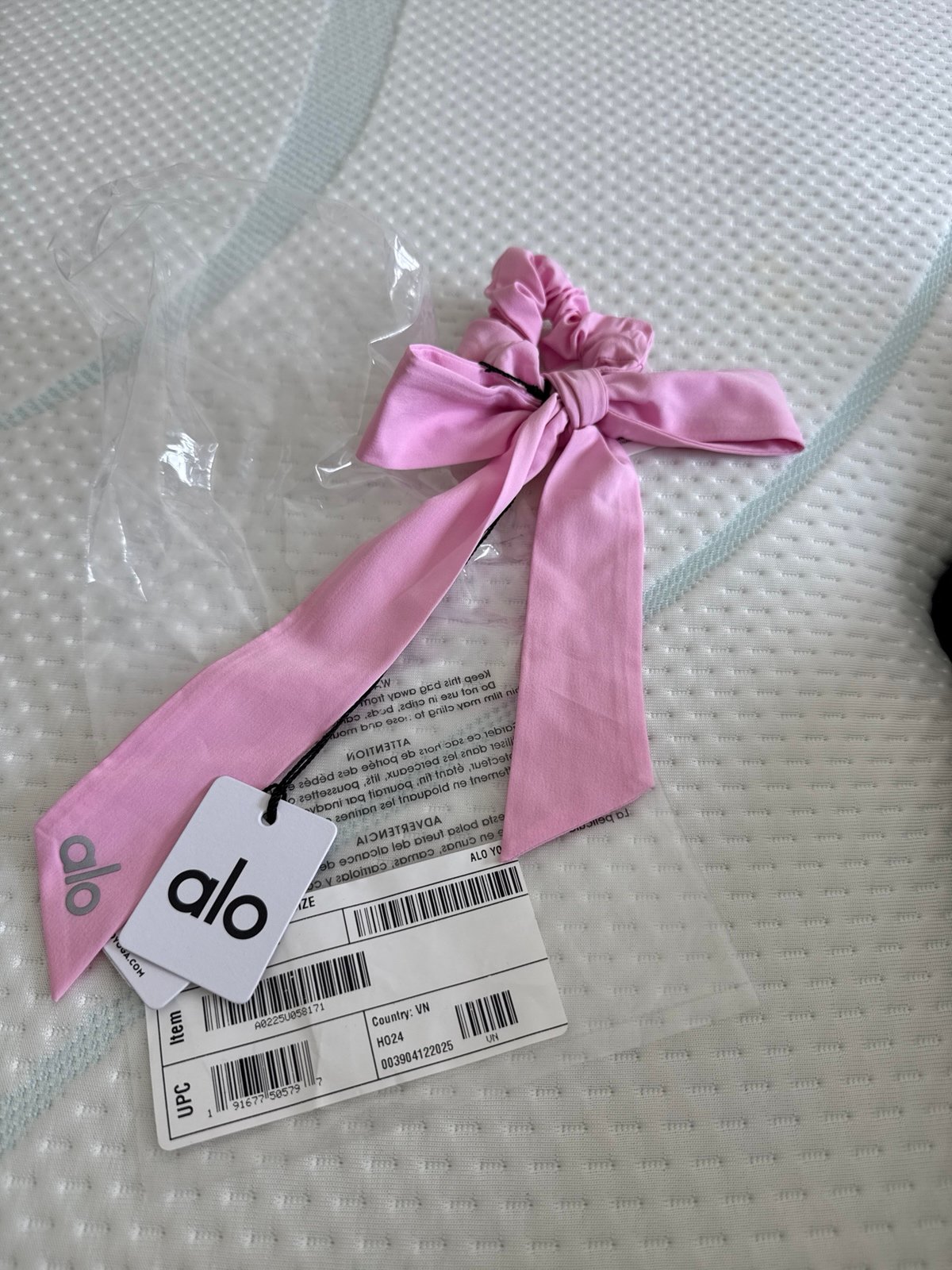 Alo love knot hair scrunchie sweet pink