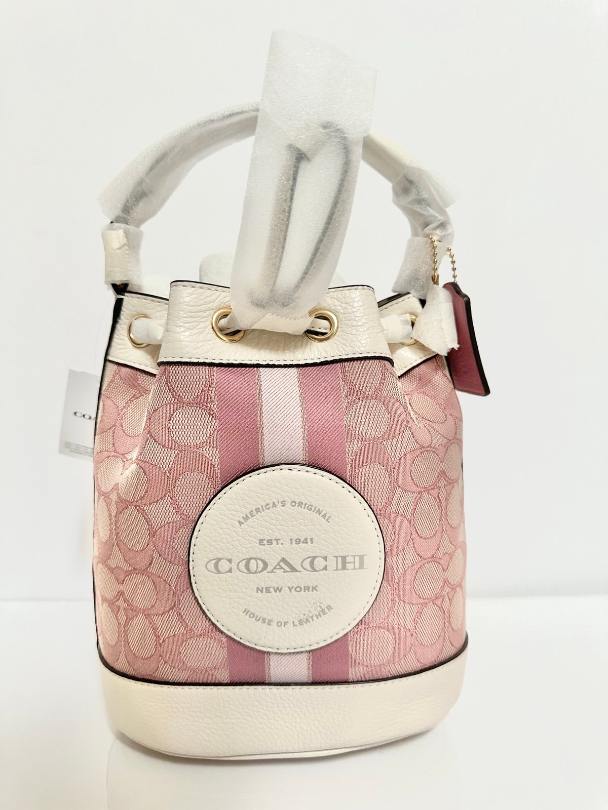 COACH dempsey bucket bag 19 signature jacquard with heart charm