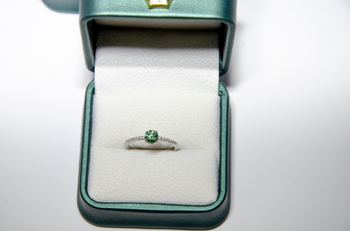 Green Moissanite ring, Silver, Beautiful moissanite ring, brilliant cut, maximum