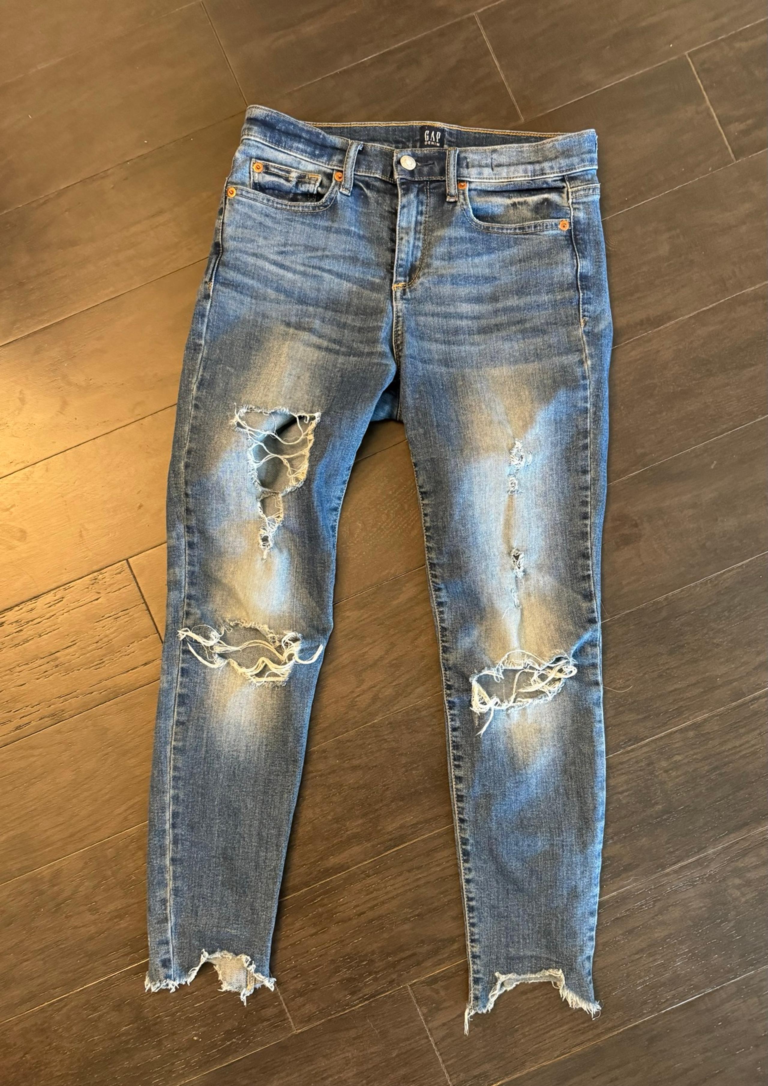 Women’s Gap distressed jeans Size 27 R True Skinny