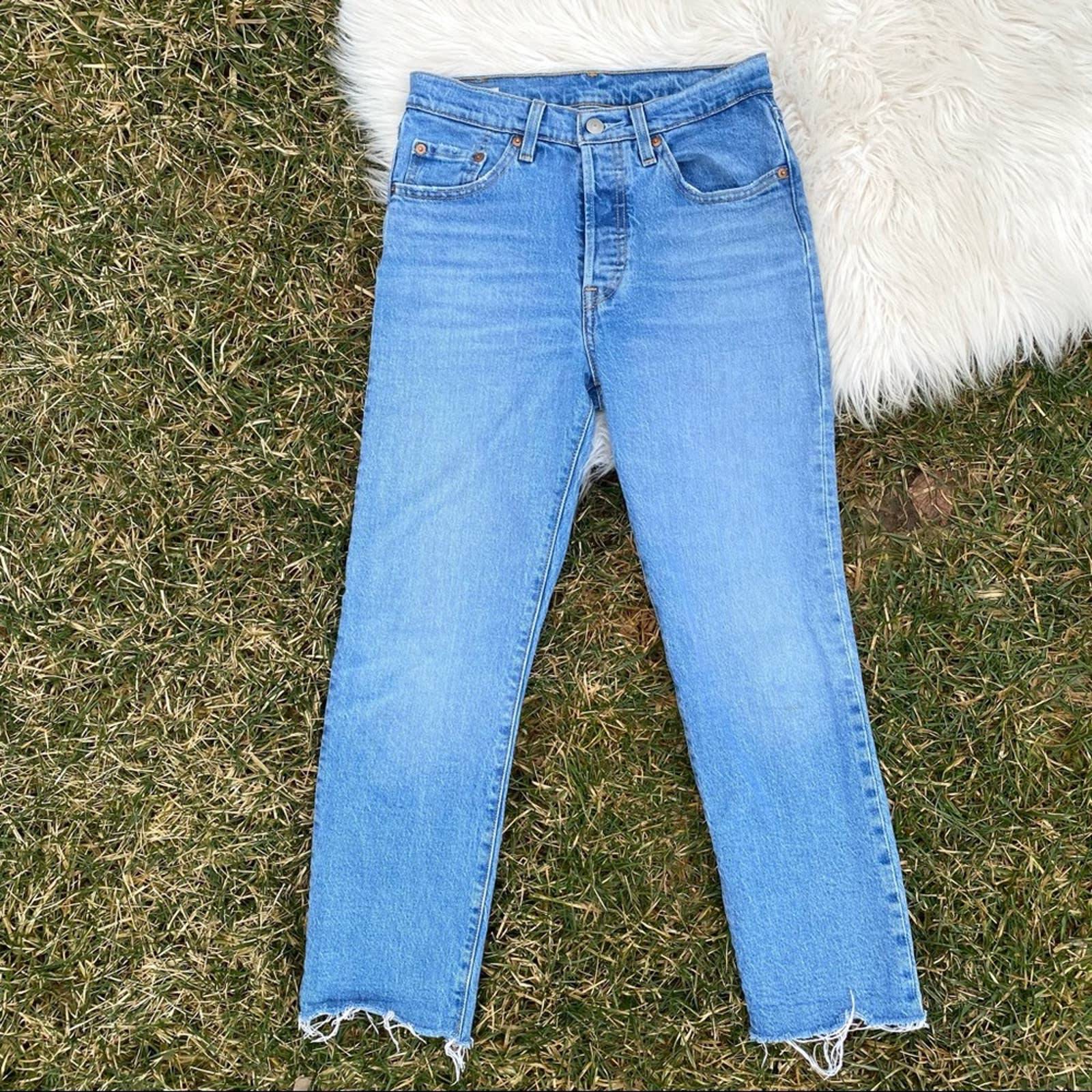 Levi’s button fly raw hem light wash jeans 25