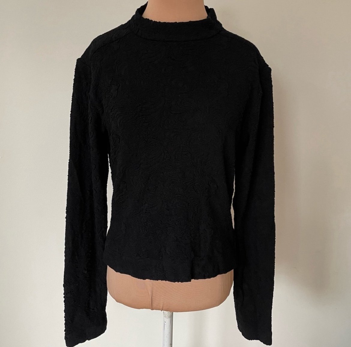 NINObrand Black Long Sleeve Stretch Jacquard Keyhole Cowl Back Top EUC Size 2
