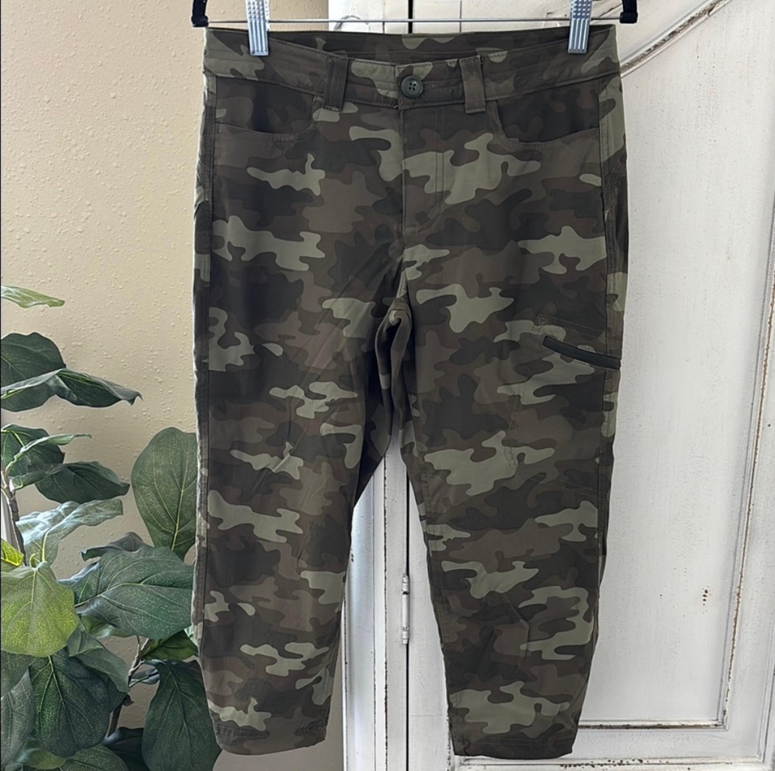 Eddie Bauer Capri Cargo Pants Womens Size 6
Green Camouflage Nylon Hiking