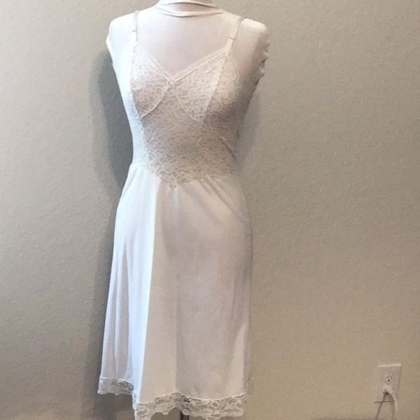 Vintage 1960’s Vanity Fair Cream Full Slip Size 32