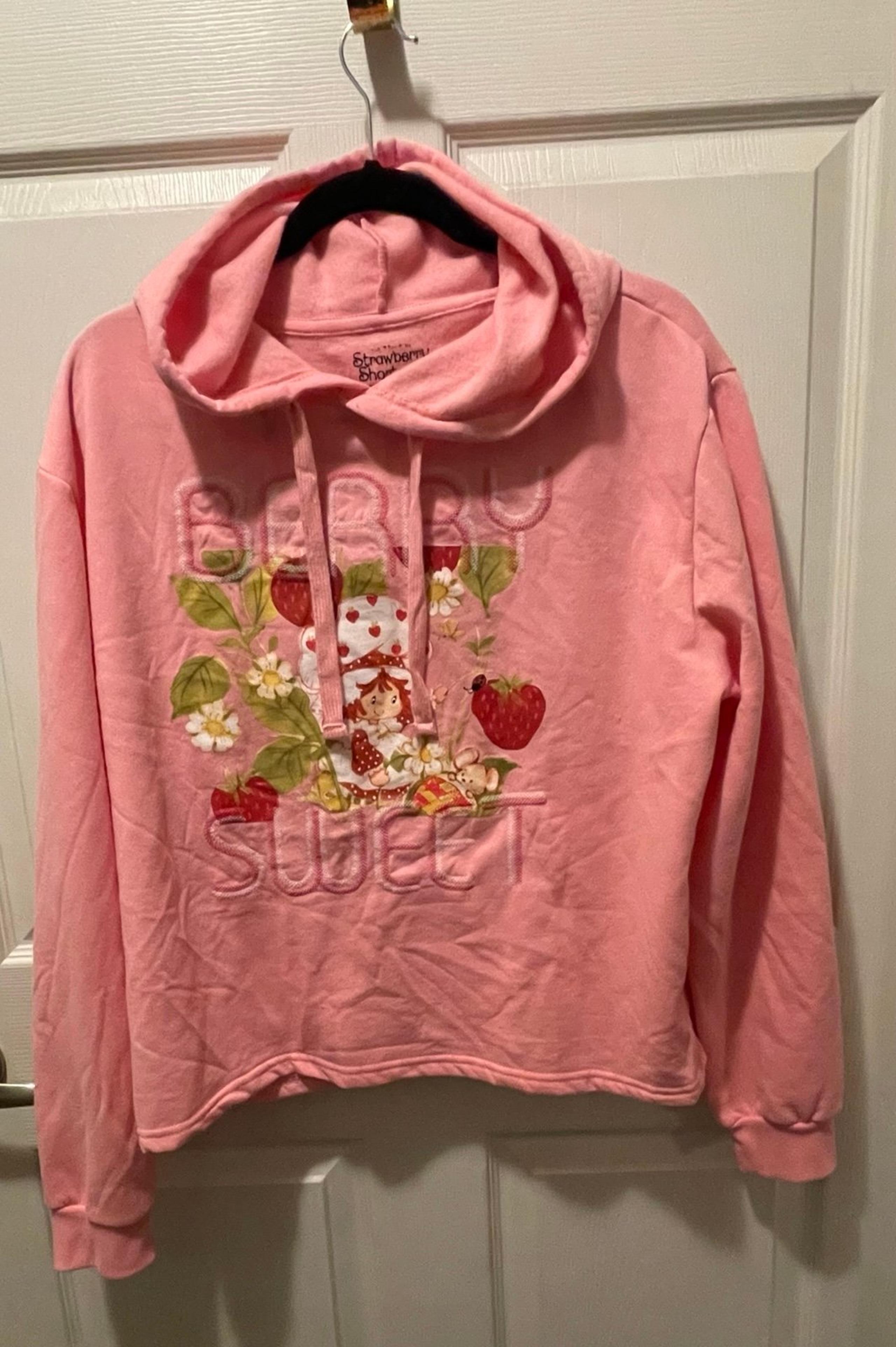 STRAWBERRY SHORTCAKE SWEATSHIRT. JUNIOR XL