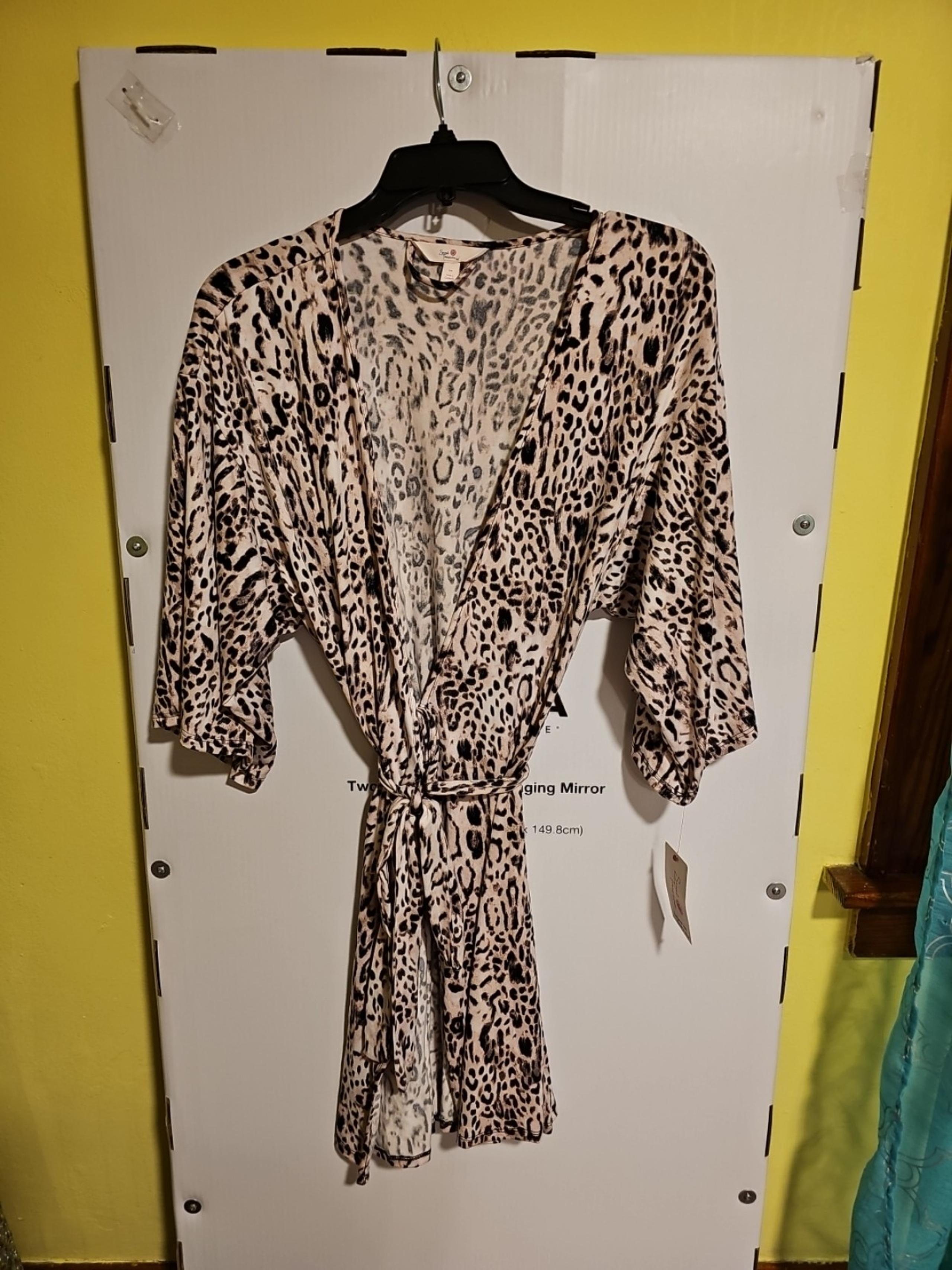 NWT Women's Secret Treasures Size Small-Medium Pink Leopard Print Tie Robe