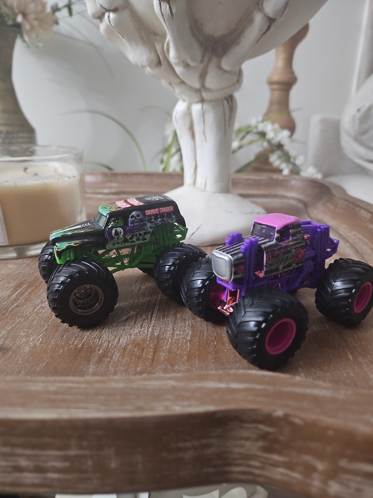 monster jam double down showdown grave digger VS wild flower 1:64