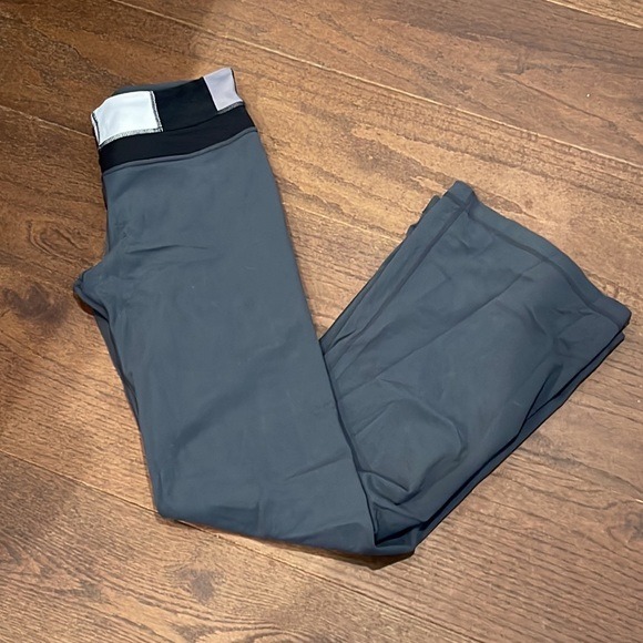Lululemon Women’s Grey Reversible Bootcut Leggings Size 8