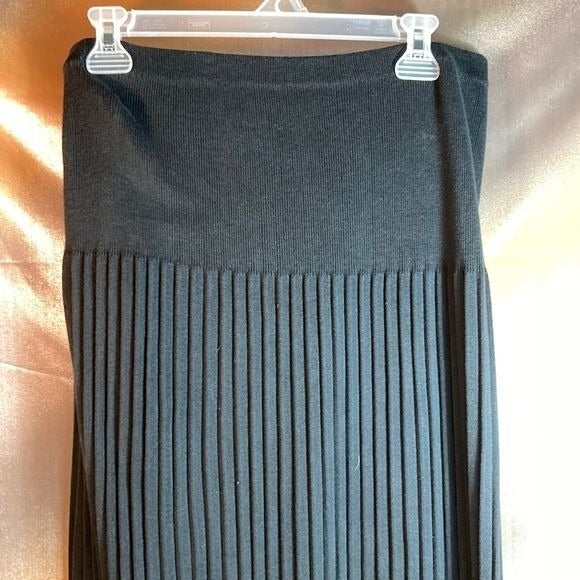United knitwear USA size L. 30” flat waist. 39” long. Black pleated. V.