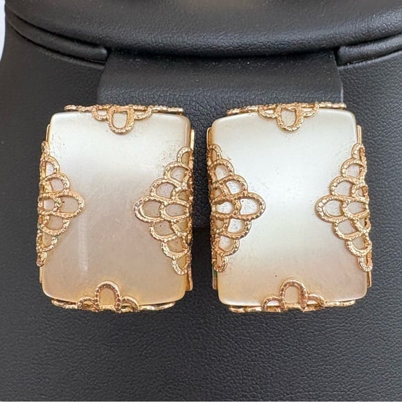 Vintage EMMONS LARGE RECTANGULAR GOLDTONE FILIGREE clip on earrings gold design