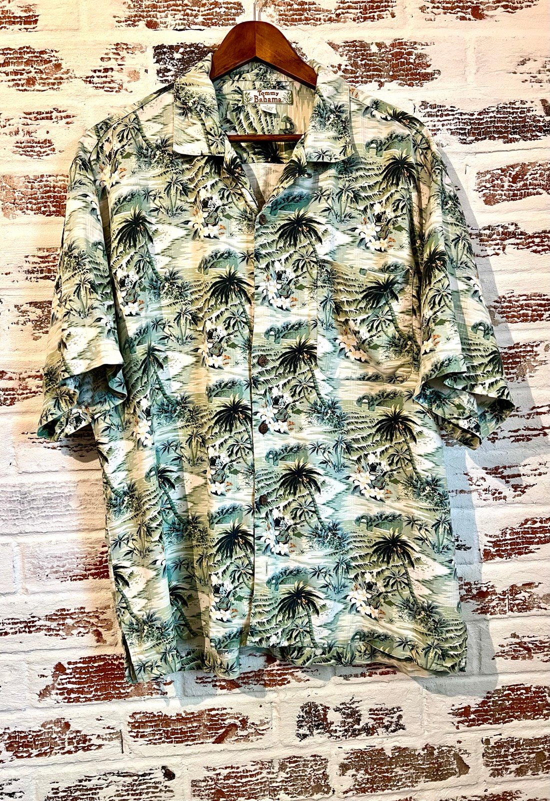 Tommy Bahama Silk Hawaiian Shirt Button Down Casual Palm Trees Aloha Size L Mens