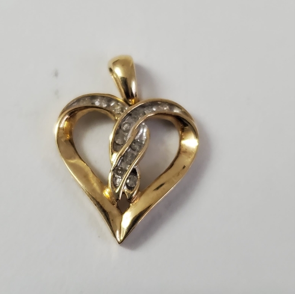 10K Gold Diamond Heart Pendant – A Timeless Symbol of Love