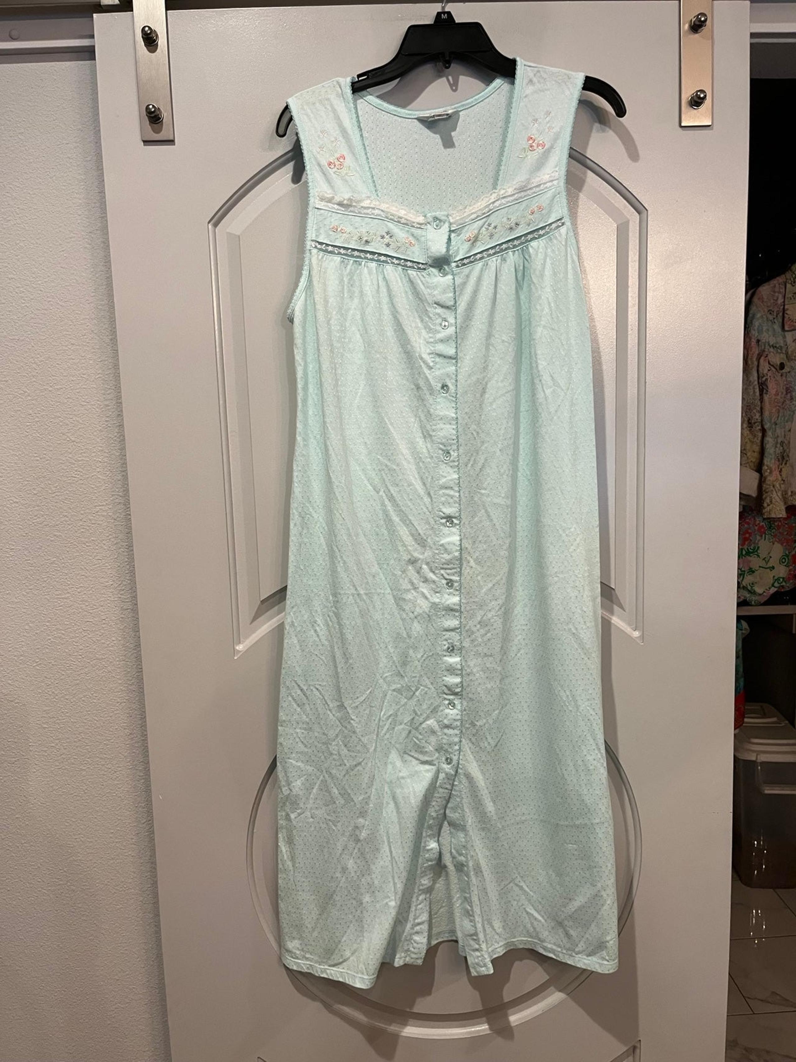 Vintage style Kathryn mint green embroidered floral Nightgown. EUC!