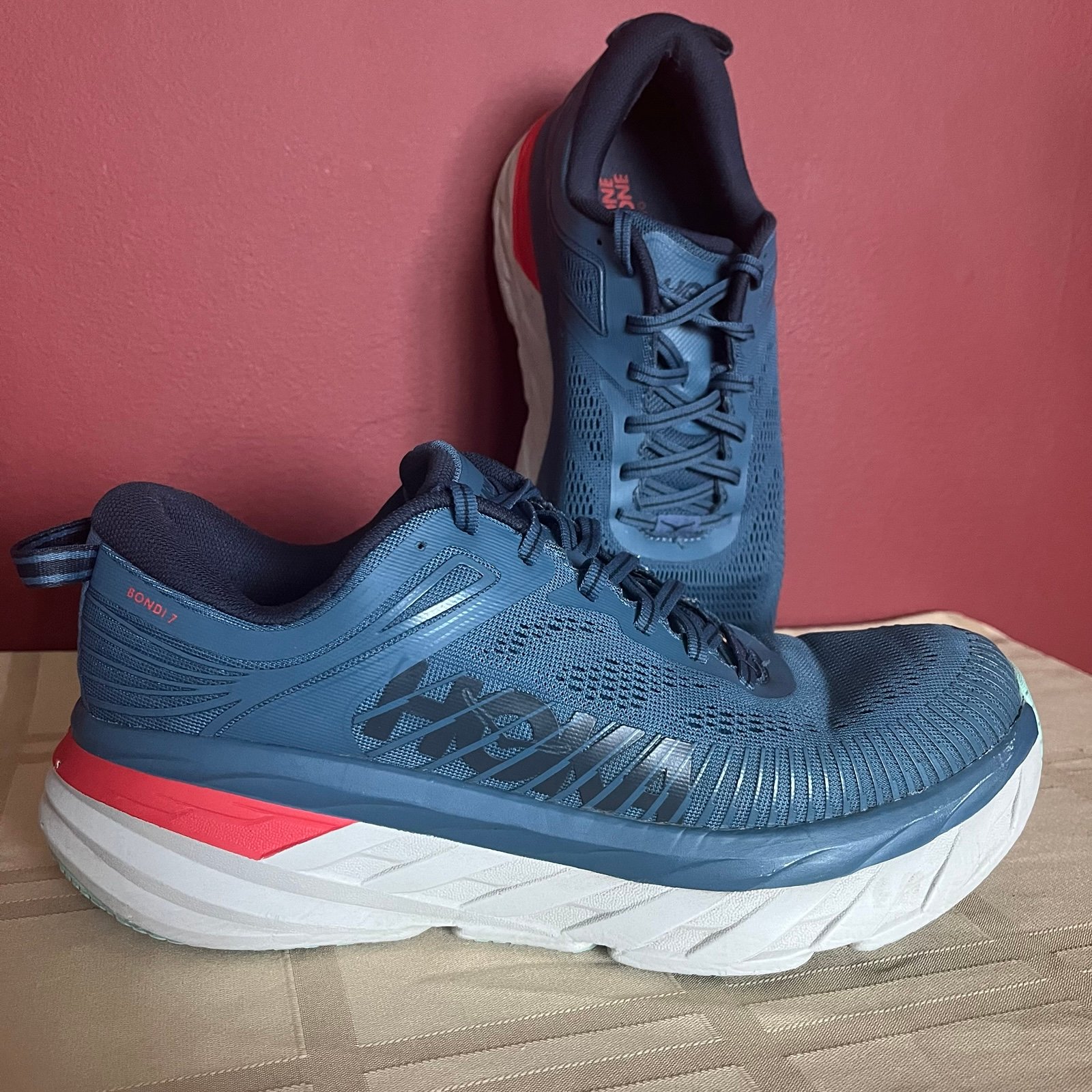 HOKA One One men’s Bondi 7 athletic shoes size 8 teal outer space