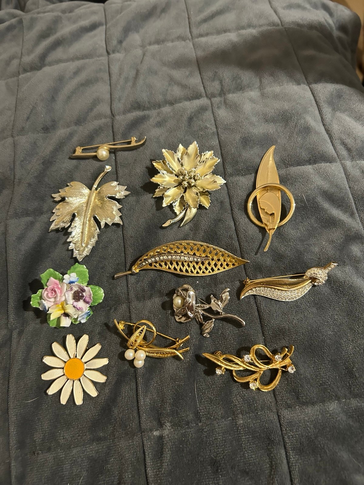 Lot Of 11 Vintage Rhinestone Pearl & Leaf Religious Enamel pins Brooch E393