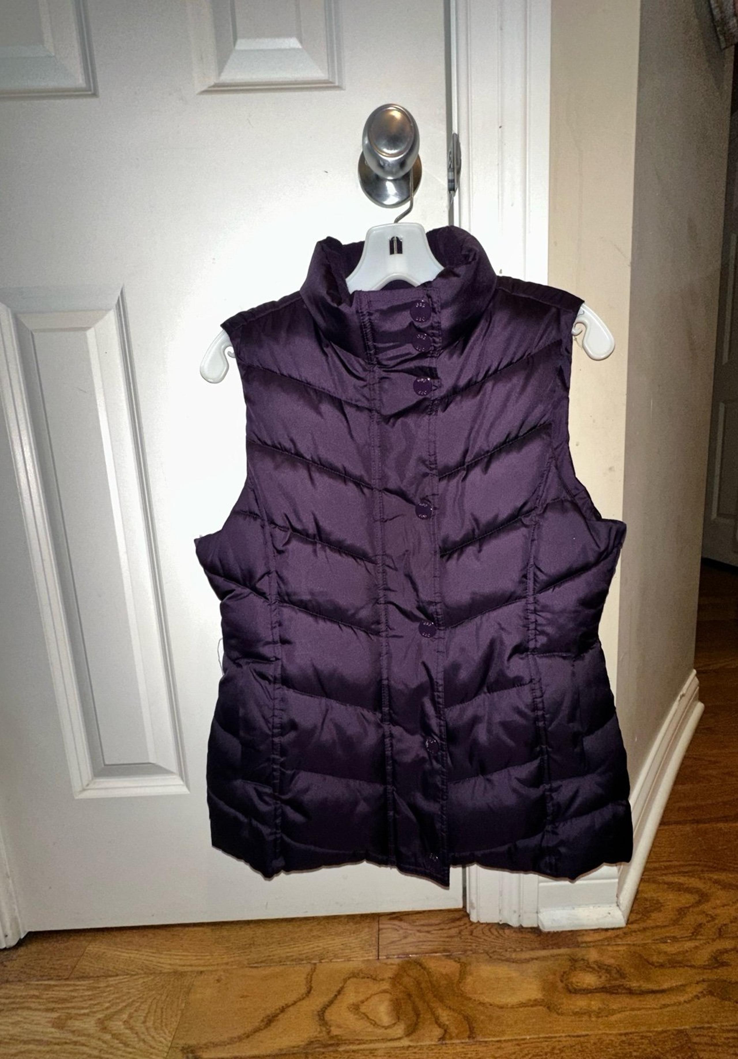 Women’s Gap Purple Plum Puffer Vest Jacket Coat Size Small zip up & snaps