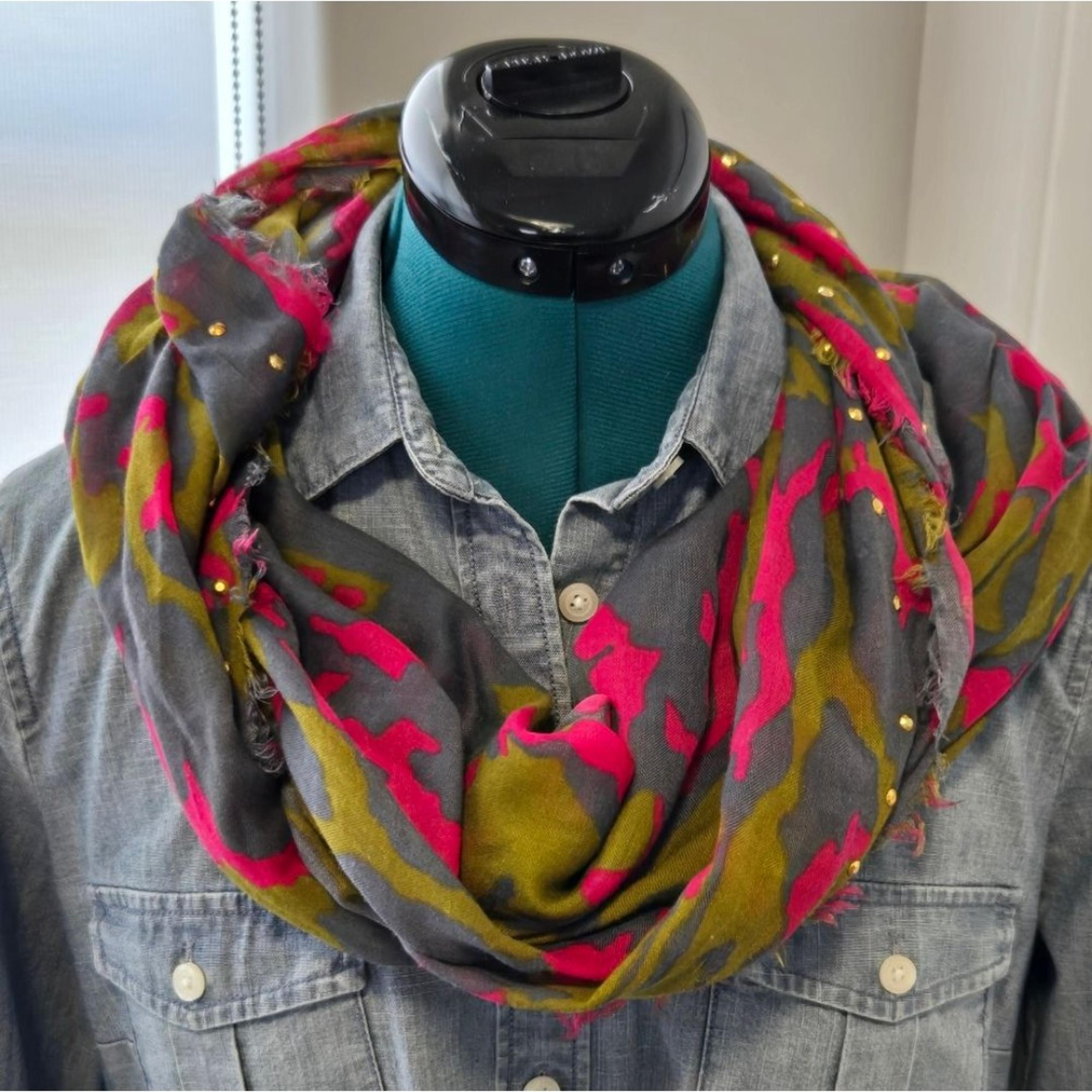BETSEYVILLE BETSEY JOHNSON Y2K LIGHTWEIGHT INFINITY SCARF GREY FUSCHIA WOMEN OS