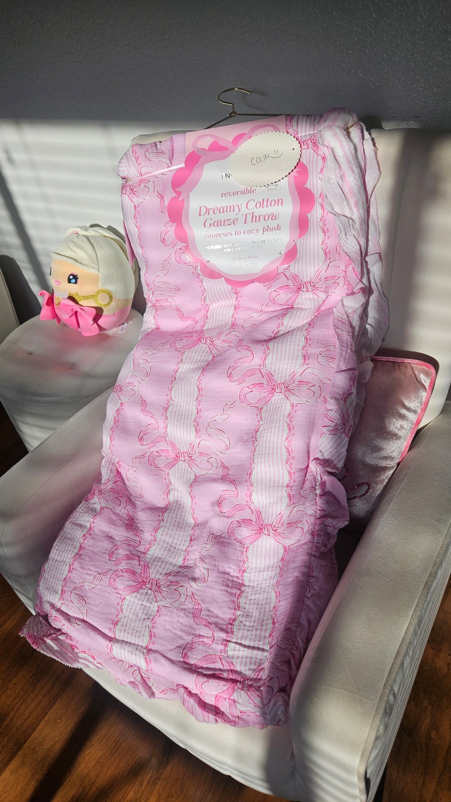 Pink bow throw