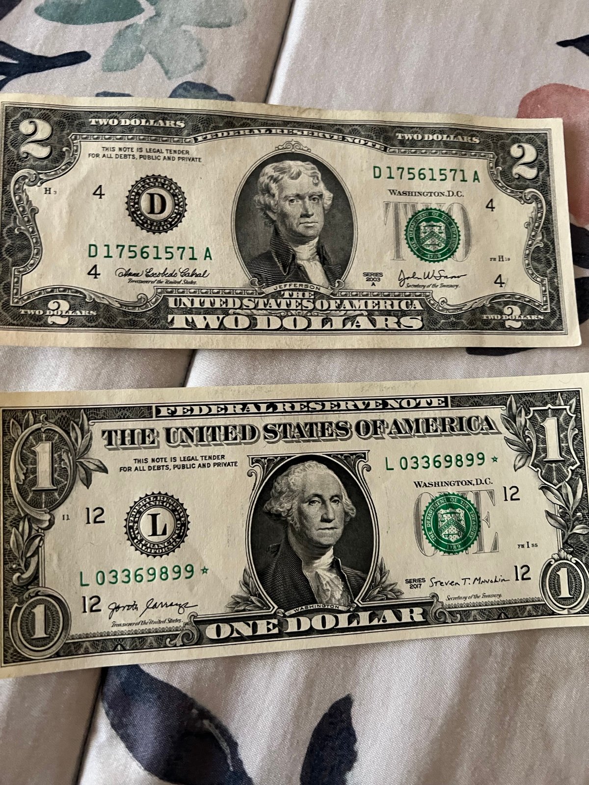 Star note and a 2 dollar bill