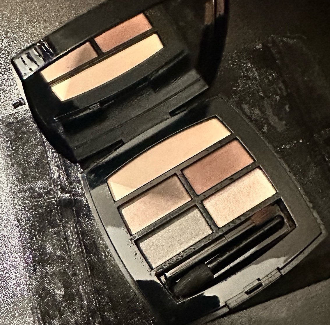 Chanel les beiges Healthy Glow palette in Medium