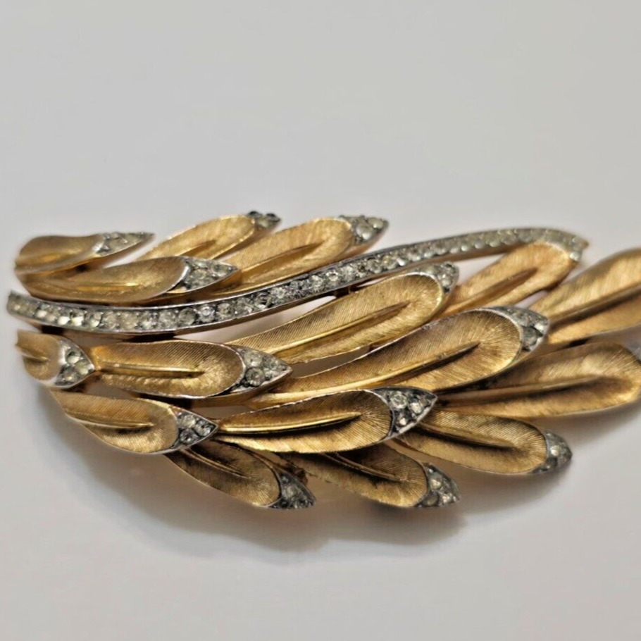 Vintage Crown Trifari Leaves Rhinestone Gold Tone Brooch