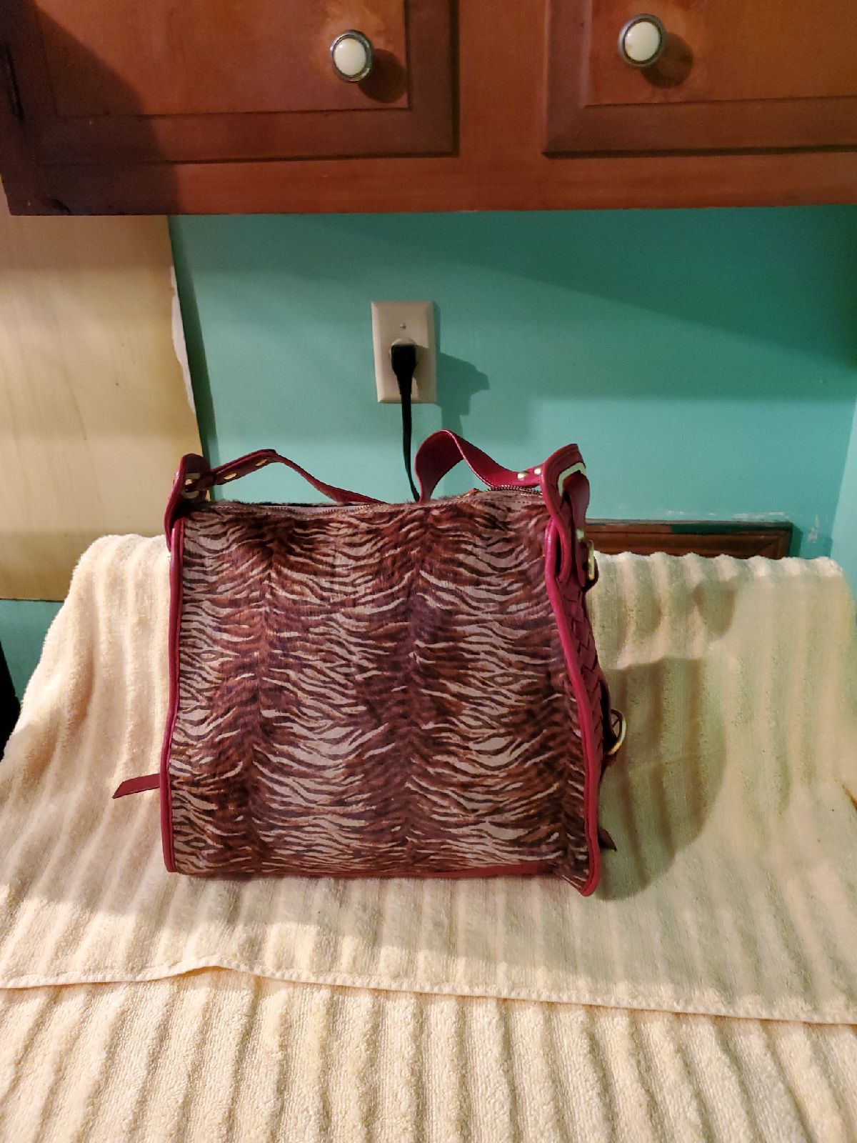 Adrienne vittadini leather handbag with