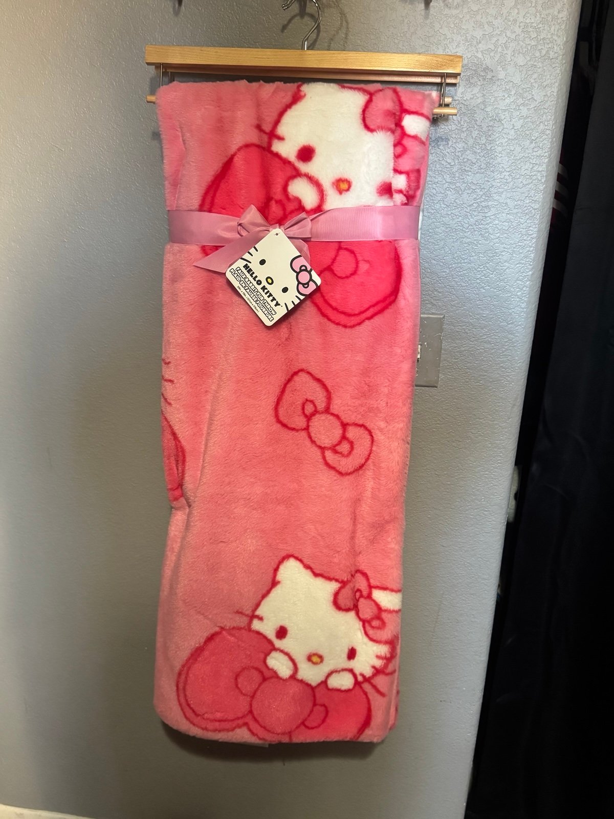 Hello Kitty faux fur bow