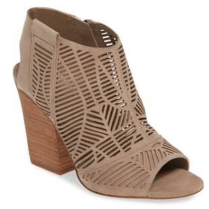 Vince Camuto Kimora Bootie sz 7 tan cutout bootie