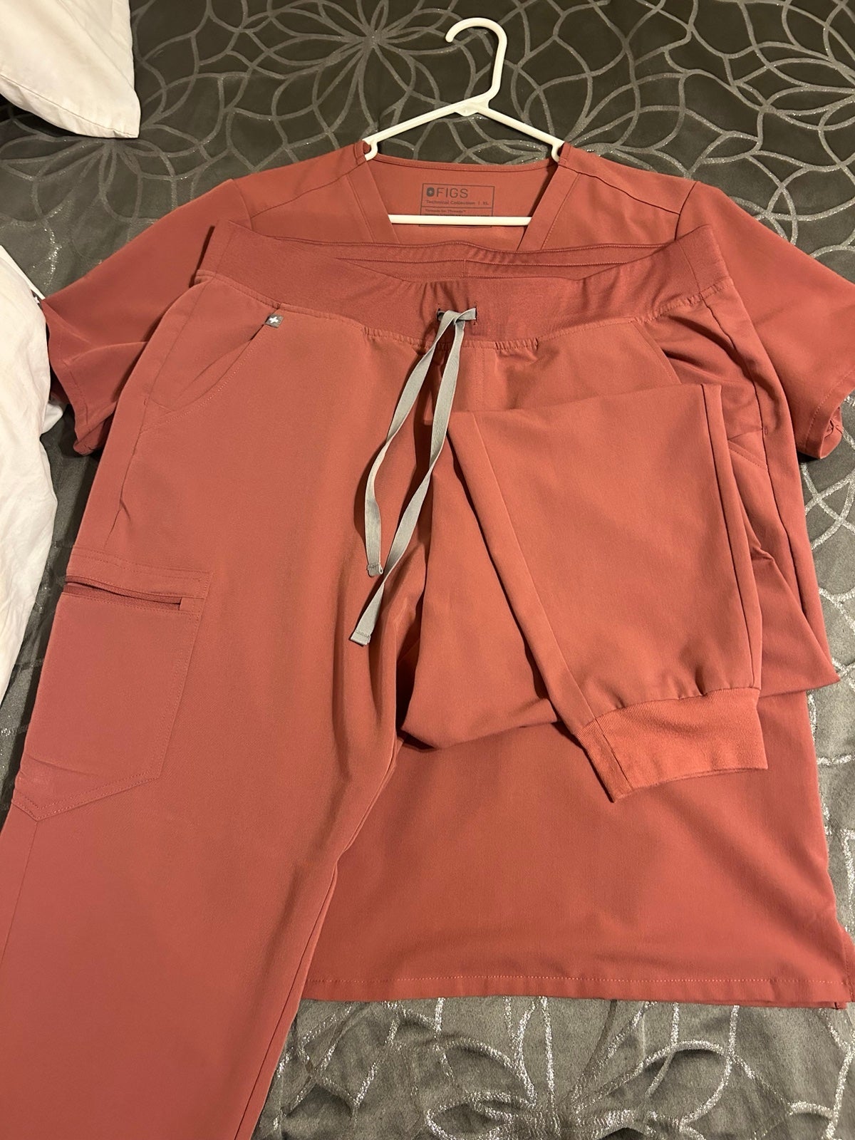 women's Mauve Scrub 3 pocket top and zamora jogger Pants - XL