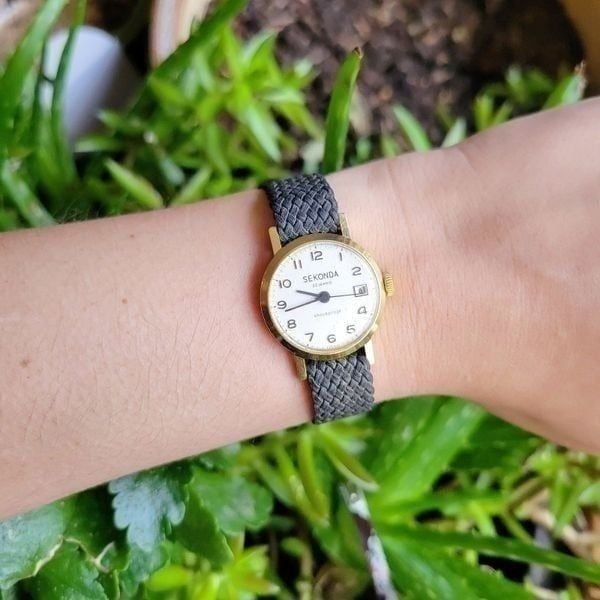 Vintage USSR Soviet Sekonda 22 Jewels Classic Calendar Watch