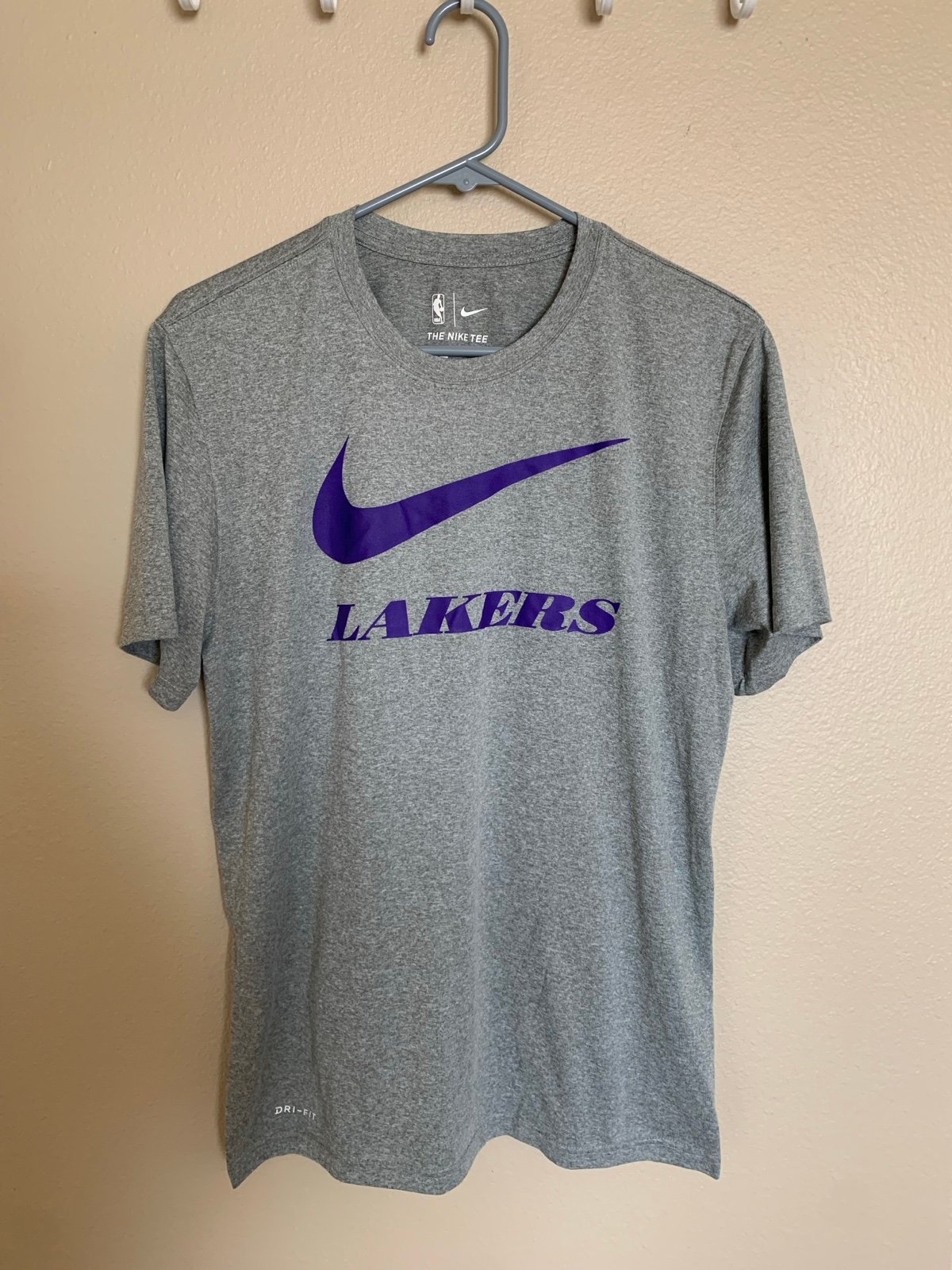 Men Nike LA Lakers Gray Shirt Polyester Medium. Good Condition.