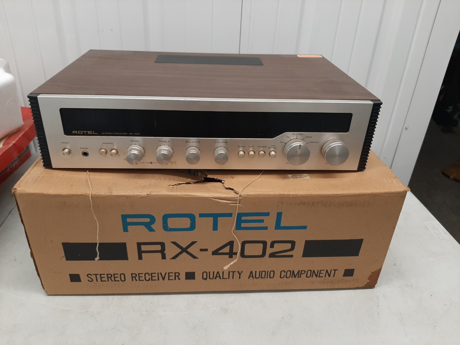 ROTEL RX 400A RECEIVER SOLID STATE WOODEN LOOK BEAUTIFUL. Original box