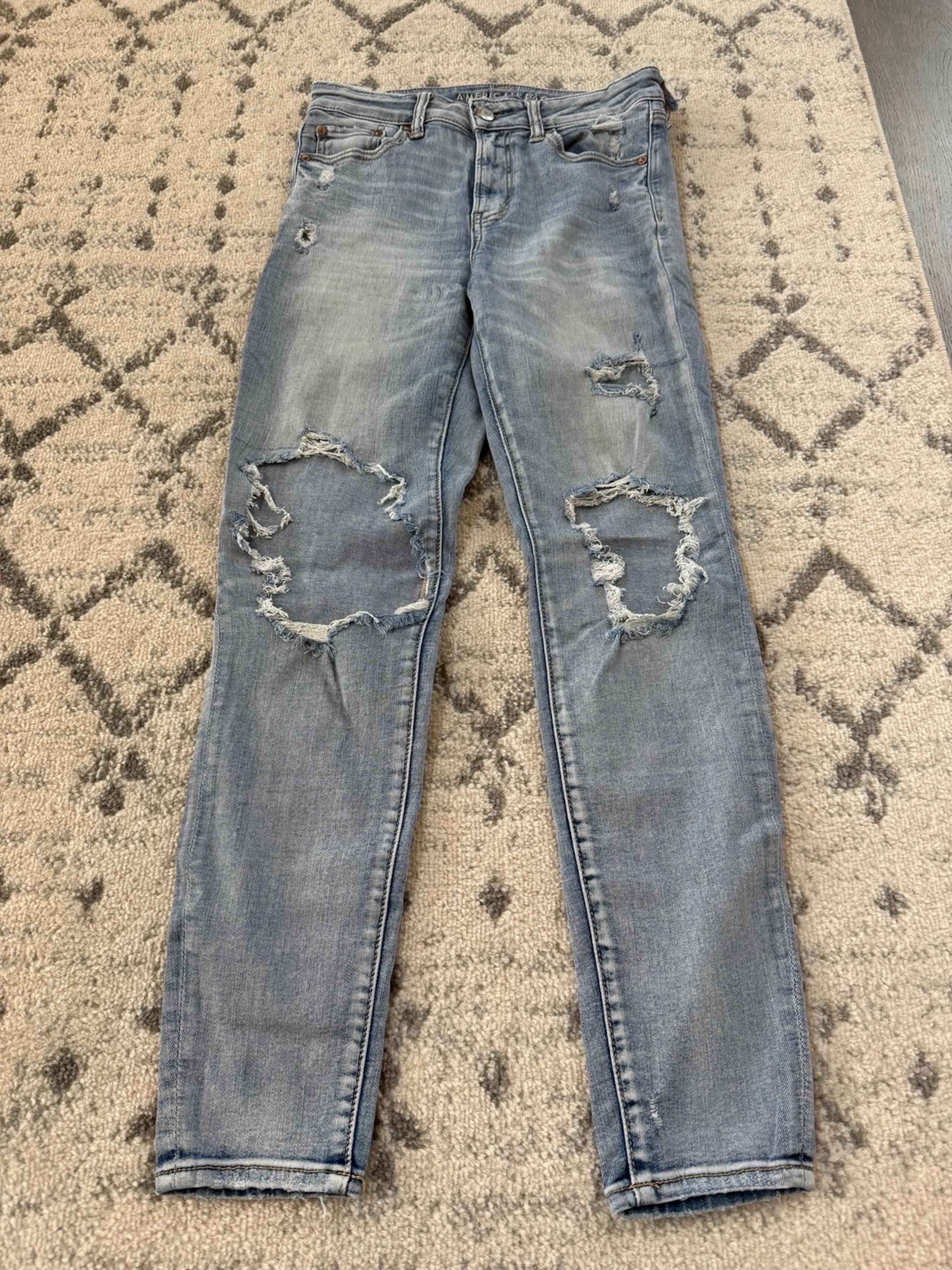 American Eagle Hi-rise jegging destroyed jeans