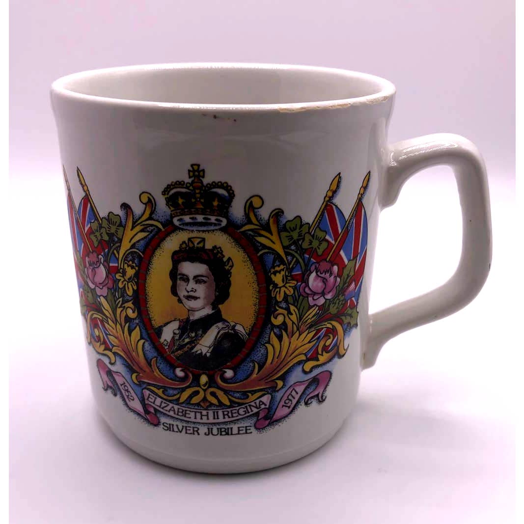 Queen Elizabeth II Regina Silver Jubilee 1952-1977 8 oz 250 ml White Mug Vintage