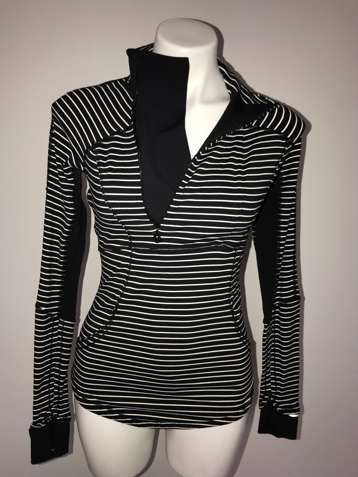 Lululemon woman’s quarter zip active jacket size 4 great condition