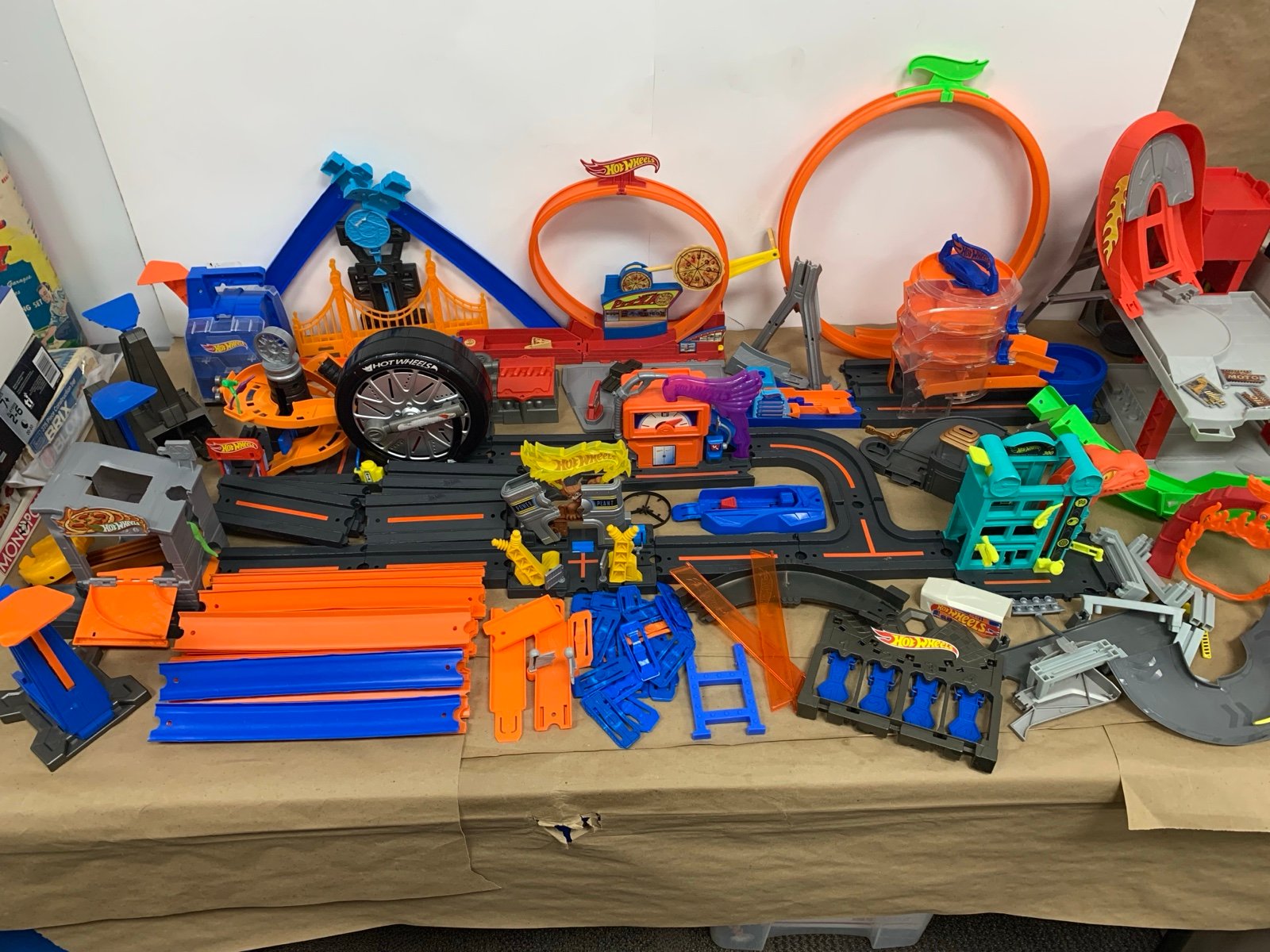Huge Vintage - Modern Mixed Hot Wheels City Town Playset Lot Tracks Accessories