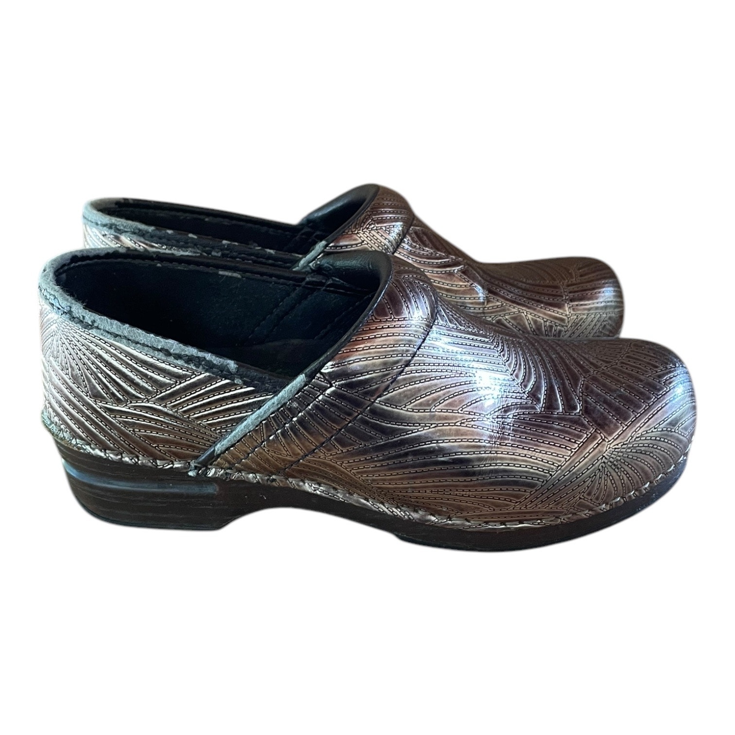 Dansko XP Women’s Embossed Career Nursing Clogs Gold Size 39 US 8.5
