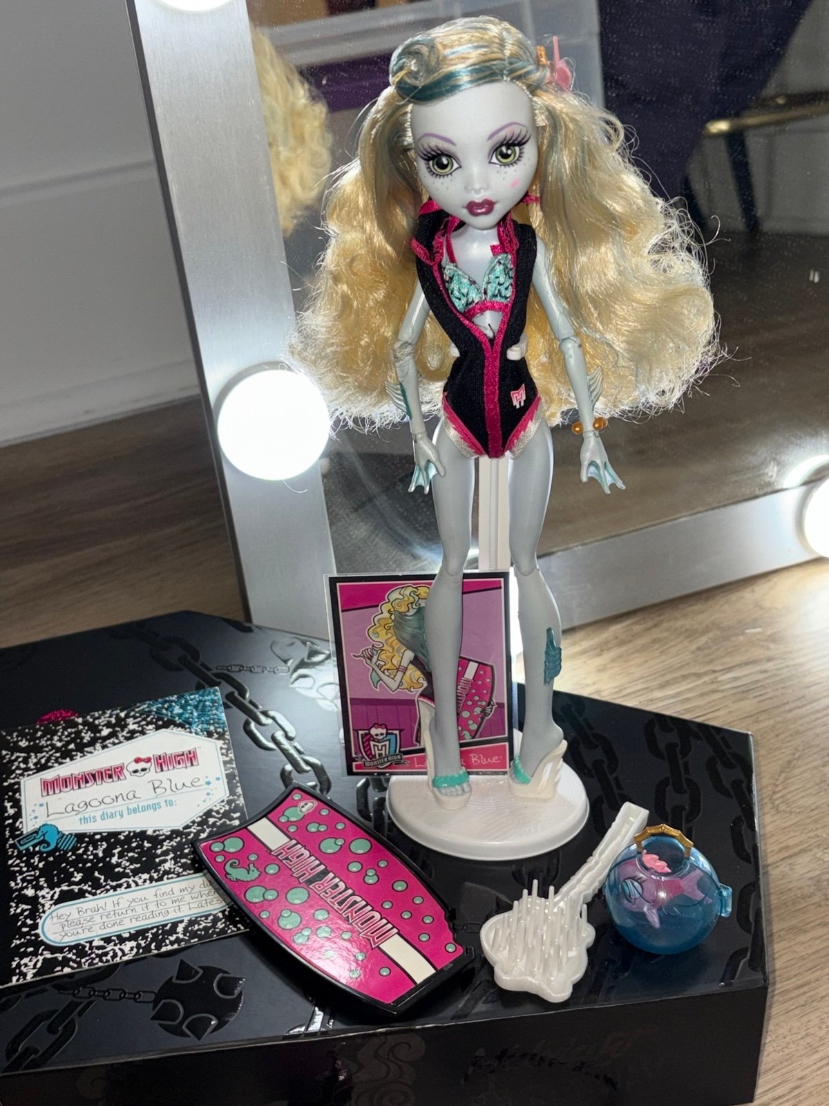 On hold Monster High lagoona swim team fearleading rare